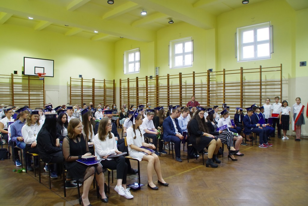 fotografia przedstawia uczestników uroczystych apeli w związku z zakończeniem roku szkolnego 2020/2021. 
